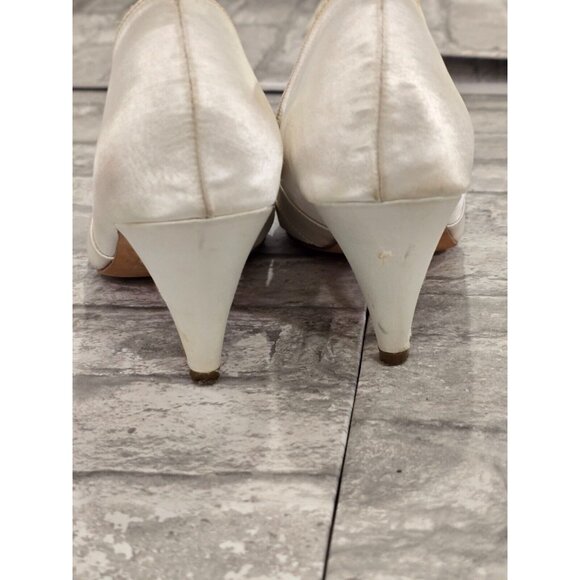Y2K 90's Steve Madden Size 8 Off White Peep Toe Heels Satin 2.5" heels - Picture 7 of 9